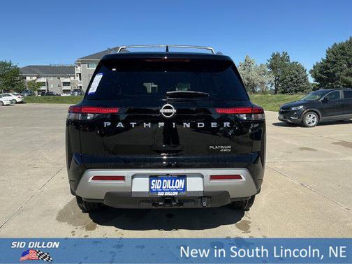 2025 Nissan Pathfinder Platinum 4WD