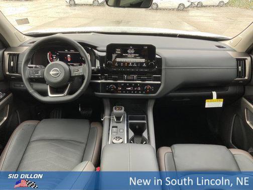 2025 Nissan Pathfinder Platinum 4WD