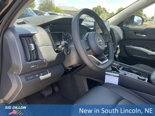 2025 Nissan Pathfinder SL 4WD