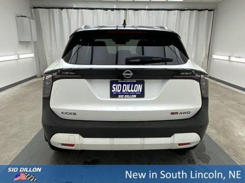 2t Wht Blk Roof 2026 Nissan Kicks SR