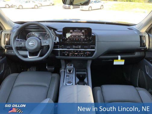 2025 Nissan Pathfinder SL 4WD