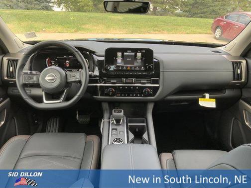 2025 Nissan Pathfinder Platinum 4WD