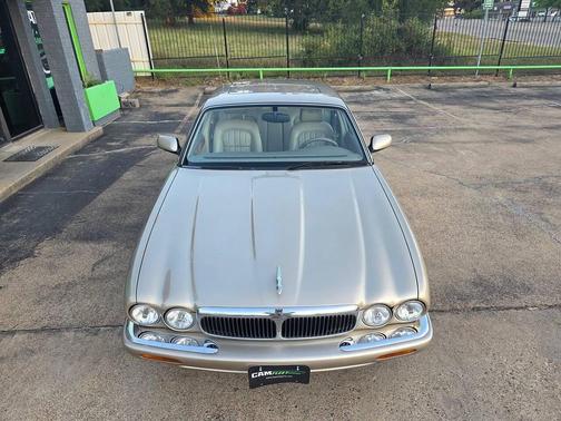 1999 Jaguar XJ Base