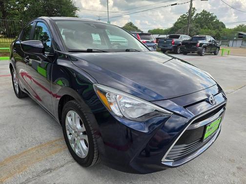 Abyss 2017 Toyota Yaris iA Base