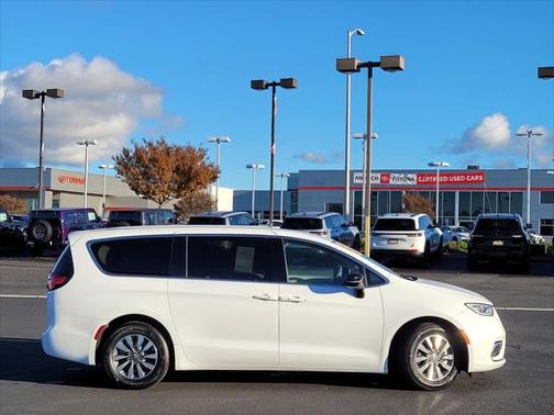 2024 Chrysler Pacifica Hybrid Select