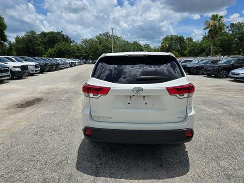 Blizzard Pearl 2019 Toyota Highlander LE