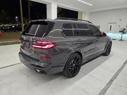 Gray Metallic 2025 BMW X7 xDrive40i