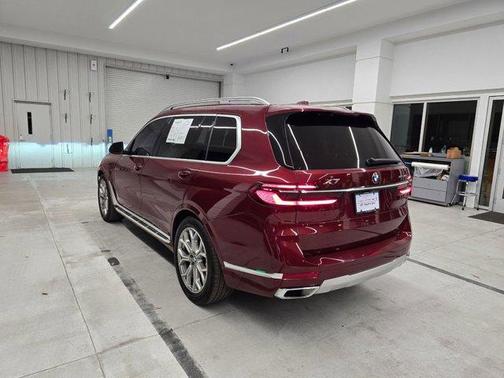 Aventurin Red Metallic 2025 BMW X7 xDrive40i