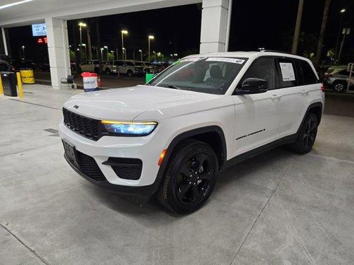Bright White Clearcoat 2023 Jeep Grand Cherokee Altitude
