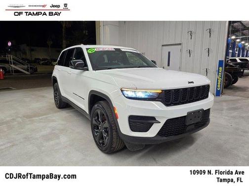 Bright White Clearcoat 2023 Jeep Grand Cherokee Altitude