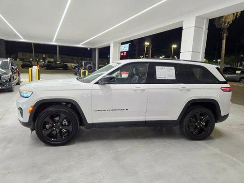 Bright White Clearcoat 2023 Jeep Grand Cherokee Altitude