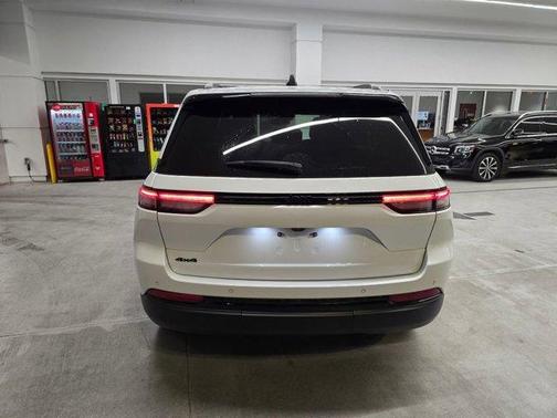 Bright White Clearcoat 2023 Jeep Grand Cherokee Altitude