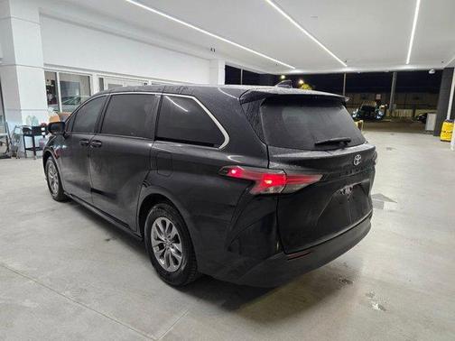 2022 Toyota Sienna LE