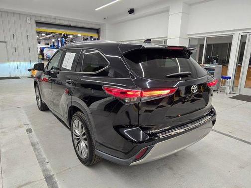 Midnight Black Metallic 2021 Toyota Highlander Platinum