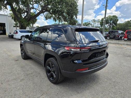 2025 Jeep Grand Cherokee Laredo
