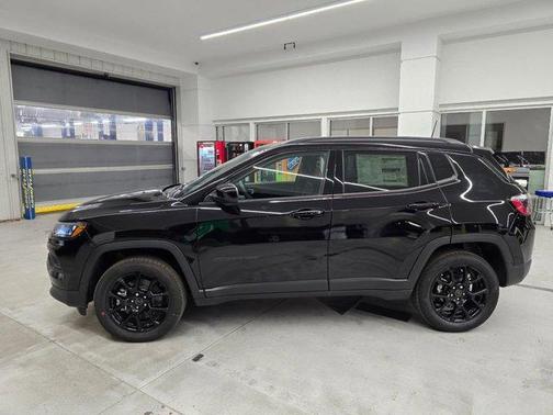 Diamond Black 2026 Jeep Compass Latitude