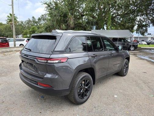 2025 Jeep Grand Cherokee Laredo