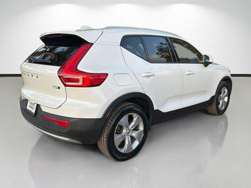 2022 Volvo XC40 T5 Momentum