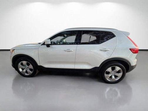 2022 Volvo XC40 T5 Momentum