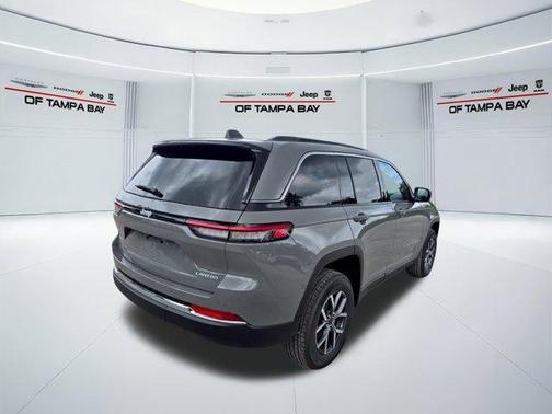Sting Gray Clearcoat 2027 Jeep Grand Cherokee Laredo
