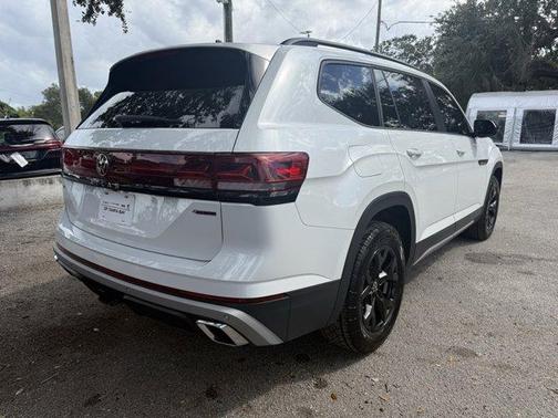 2024 Volkswagen Atlas 2.0T Peak Edition SEL