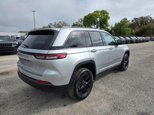 2026 Jeep Grand Cherokee Laredo