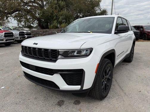 Bright White Clearcoat 2026 Jeep Grand Cherokee Laredo