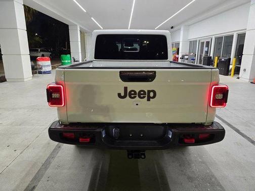 Bright White Clearcoat 2026 Jeep Gladiator Rubicon