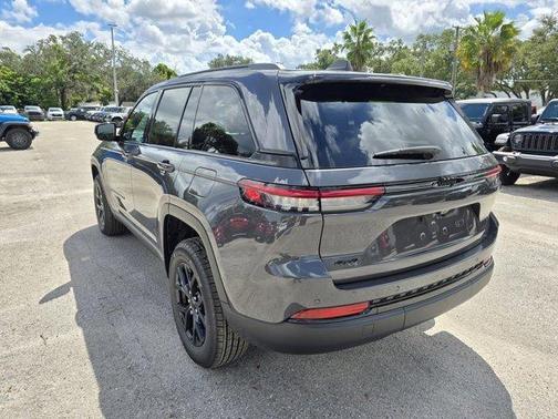 2025 Jeep Grand Cherokee Laredo