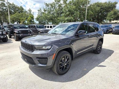2025 Jeep Grand Cherokee Laredo