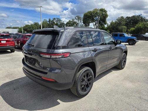 2025 Jeep Grand Cherokee Laredo