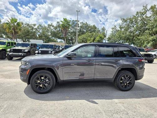 2025 Jeep Grand Cherokee Laredo
