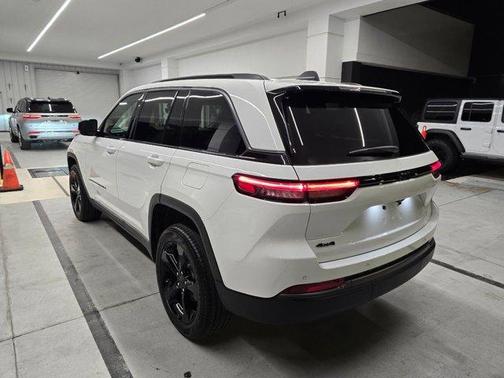 Bright White Clearcoat 2026 Jeep Grand Cherokee Limited