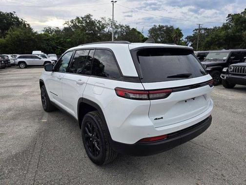 2025 Jeep Grand Cherokee Laredo