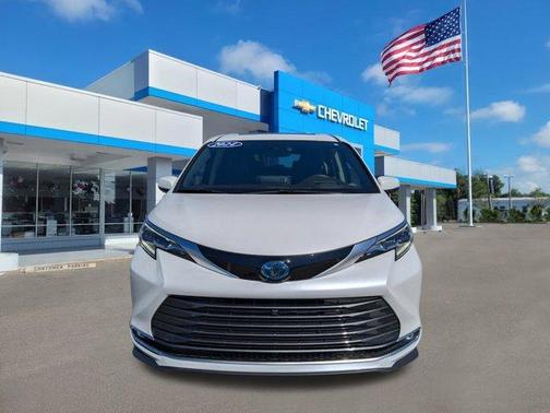 Pearl 2024 Toyota Sienna Platinum 7 Passenger