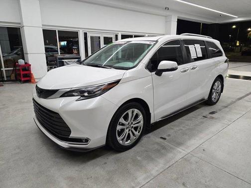 Pearl 2024 Toyota Sienna Platinum 7 Passenger