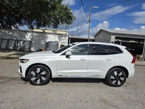 2023 Volvo XC60 Recharge Plug-In Hybrid T8 Ultimate Bright Theme