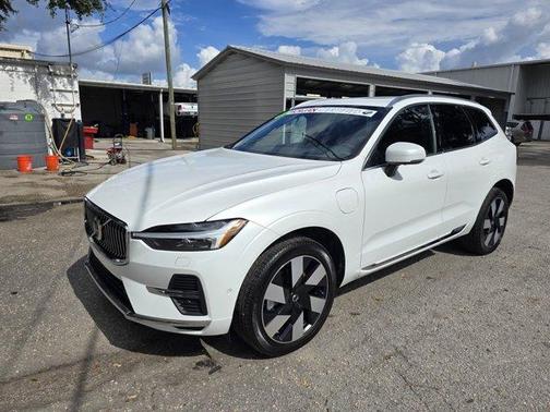 2023 Volvo XC60 Recharge Plug-In Hybrid T8 Ultimate Bright Theme