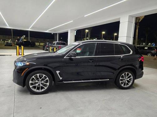 Black Sapphire Metallic 2025 BMW X5 xDrive40i