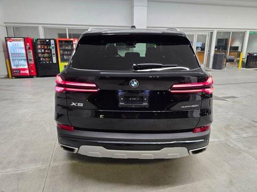 Black Sapphire Metallic 2025 BMW X5 xDrive40i