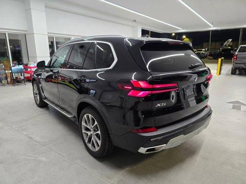 Black Sapphire Metallic 2025 BMW X5 xDrive40i
