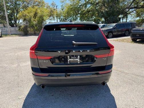Onyx Black Metallic 2020 Volvo XC60 T5 Momentum