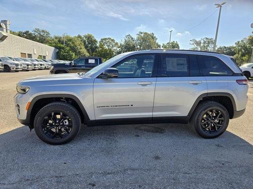 2025 Jeep Grand Cherokee Laredo
