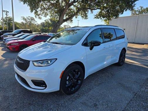 Bright White Clearcoat 2026 Chrysler Pacifica Limited