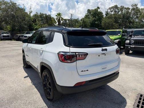Bright White Clearcoat 2024 Jeep Compass Latitude