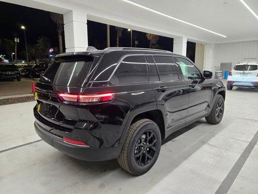 2026 Jeep Grand Cherokee Laredo