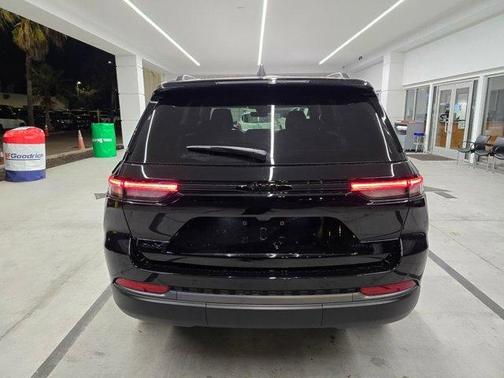 2026 Jeep Grand Cherokee Laredo