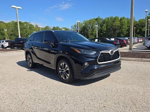 Midnight Black Metallic 2024 Toyota Highlander XLE