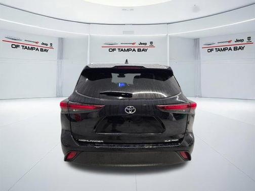 Midnight Black Metallic 2024 Toyota Highlander XLE