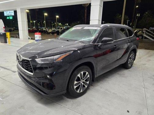Midnight Black Metallic 2024 Toyota Highlander XLE